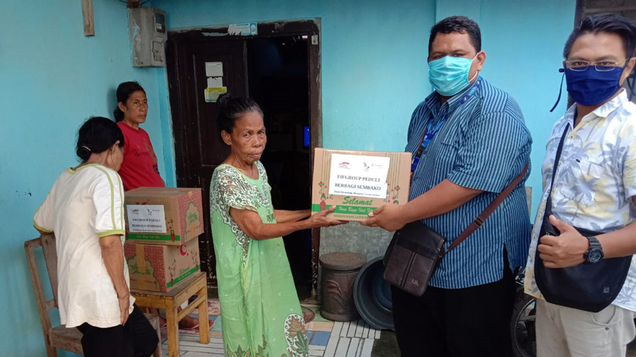 Penyaluran paket sembako FIFGROUP Cabang Kebumen. (Foto: Dok. FIFGROUP Kebumen) 