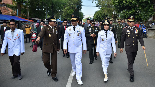 Ziarah ke Makam Pahlawan, Bupati Kebumen Bersama Forkompimda Jalan Kaki 3 KM