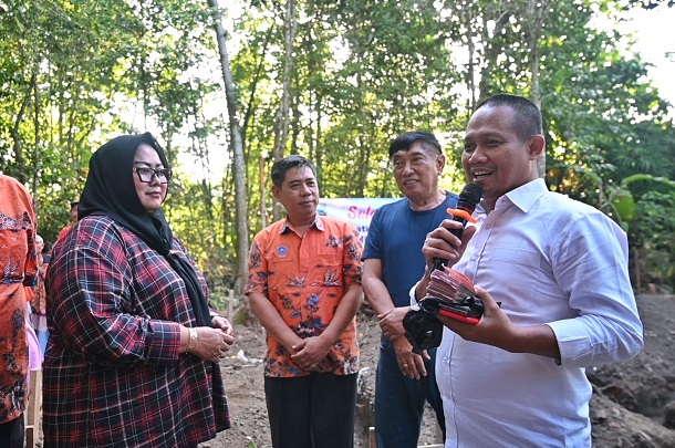 Bangunkan Rumah Dulsomad, Sedulur Kebumen Serahkan Bantuan Rp 24 Juta