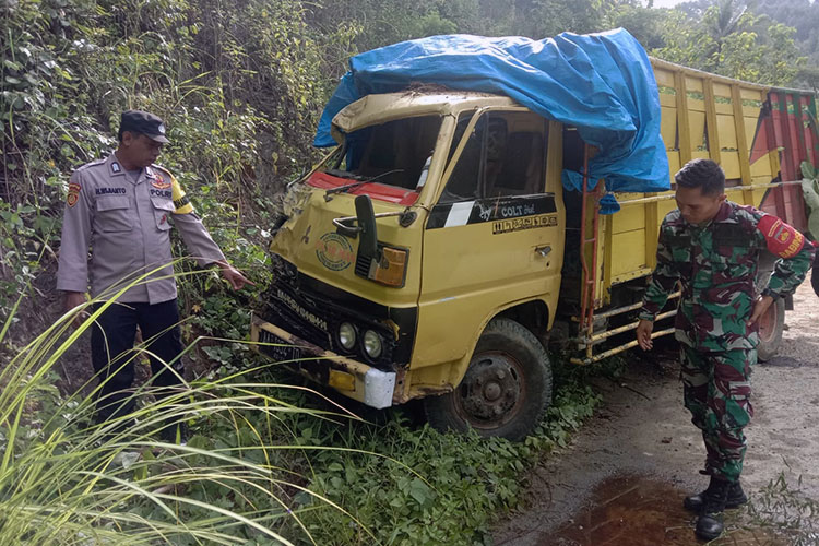 Diduga Rem Blong, Truk Bermuatan Puluhan Pelajar Tabrak Tebing, Begini Kondisi Penumpangnya