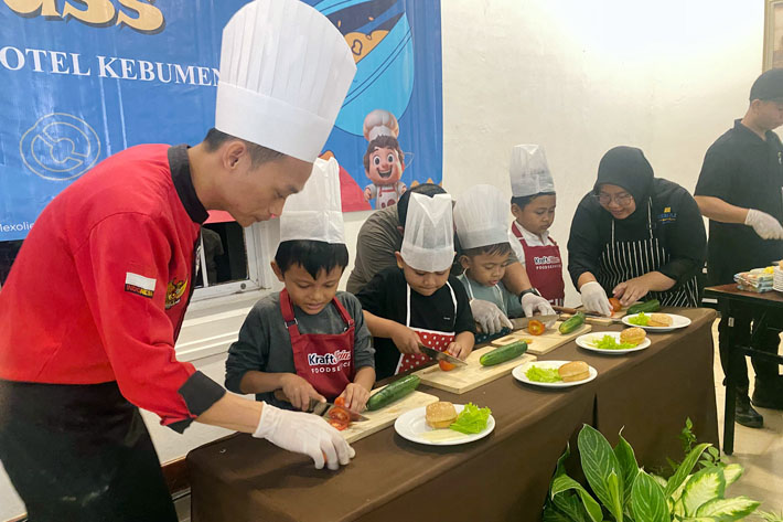 Isi Liburan Sekolah, 50 Anak Ikuti Kids Cooking Class di Mexolie Hotel Kebumen