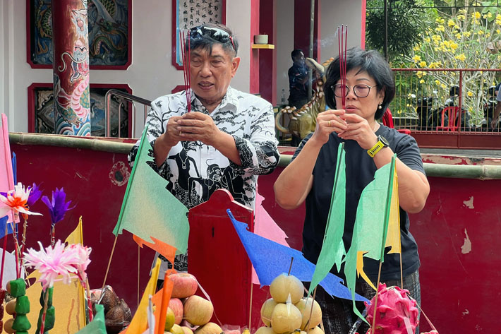 Usai Sembahyang Rebutan, Warga Tionghoa Bagikan 1.500 Paket Sembako