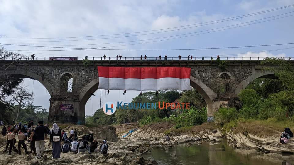 Sambut HUT ke-79 Kemerdekaan Indonesia, Bendera Merah Putih Raksasa Dibentangkan di Jembatan Tembana