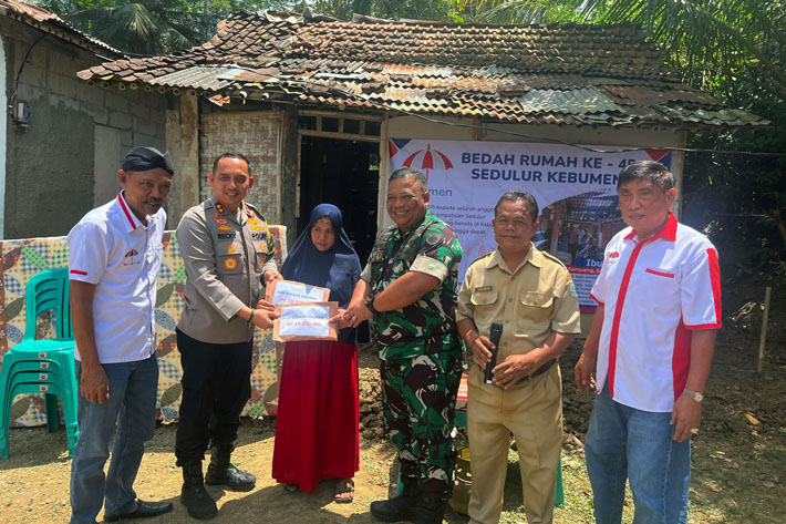 Bedah Rumah Bu Timi, Sedulur Kebumen Serahkan Bantuan Rp 20 Juta