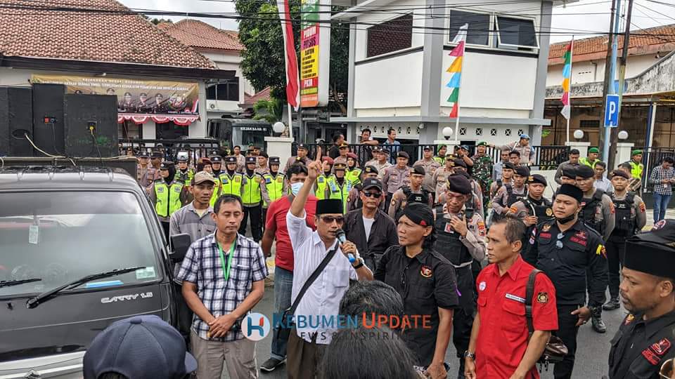 Aksi Massa Tuntut Kepastian Hukum Kasus Revitalisasi Alun-alun dan Kapal Mendoan