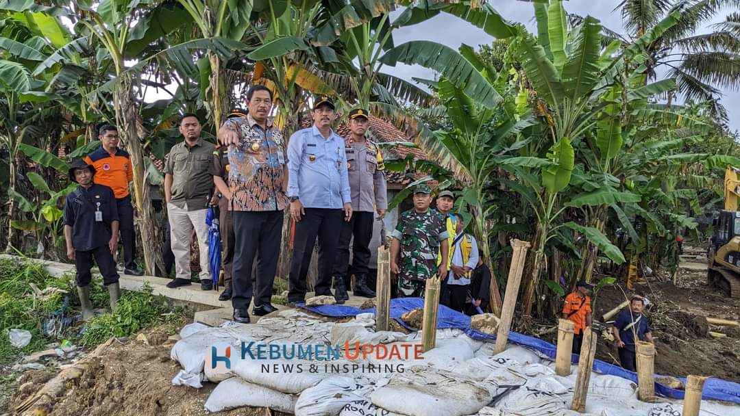 Pj Gubernur Jateng Tinjau Lokasi Jebolnya Tanggul Kali Karanganyar