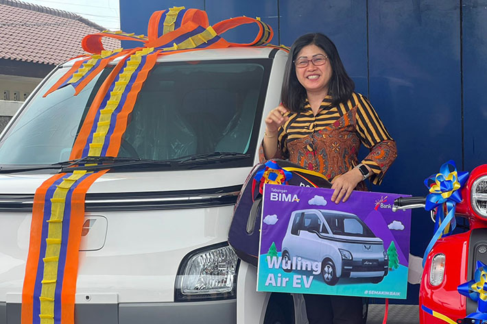 Notaris Lusia RR Wulansari Terima Hadiah Mobil Listrik Wuling Air EV dari Bank Jateng