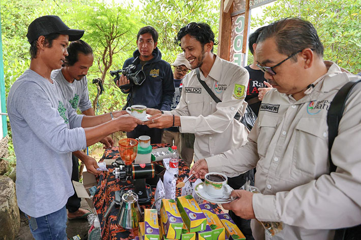 Seruput Kopi Biji Bakau di Kawasan Ekosistem Esensial Hutan Mangrove Muara Kali Ijo