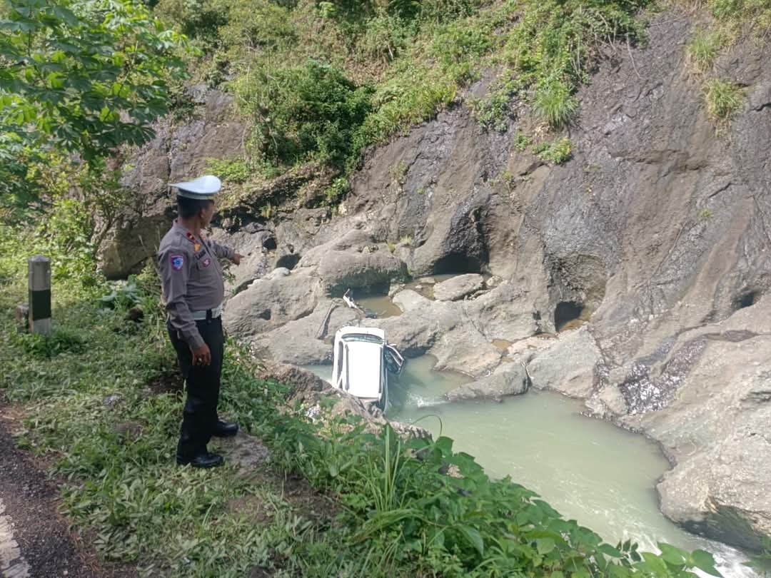 Kurang Hati-hati, Mobil SUV Terjun ke Sungai di Sempor